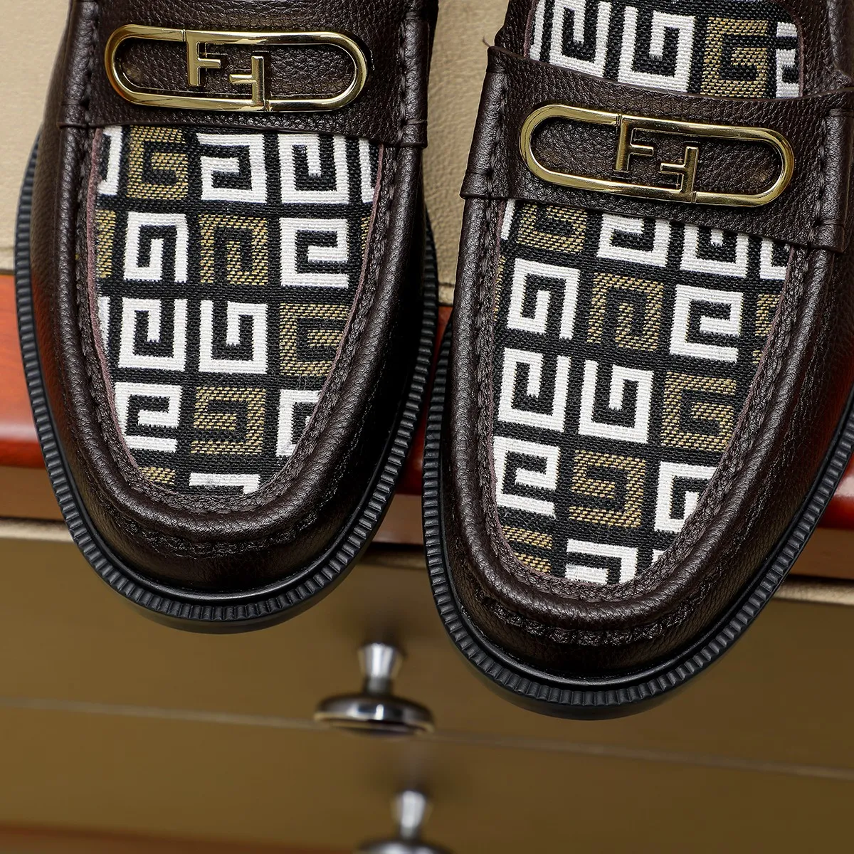 Men's shoes💰460 🕷🕷【FENDI】The latest men's formal leather shoes🇨🇳Classic series not to be missed💯The first layer is made of imported first-layer cowhide☘Original quality, the leather is smooth and delicate🎋The version is awesome, the perfect streamlined outline🍇🐮Leather lining, color, size 38-45...